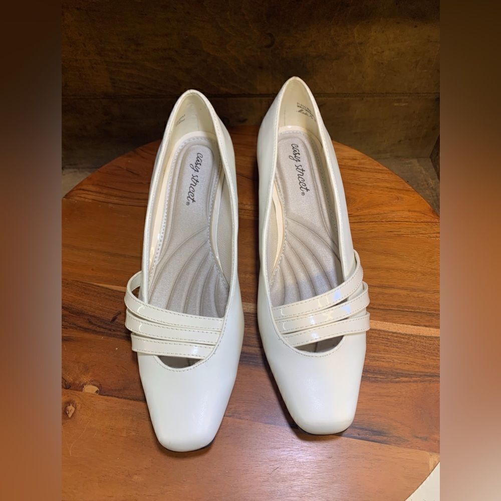 Easy Street womens heels.  Inv 5539a